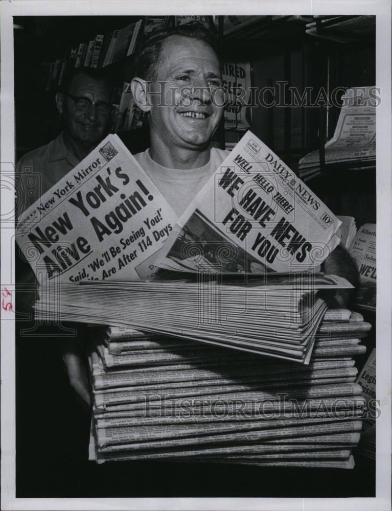 1963 Press Photo Eddie Reed at Ackerman&#39;s Newsstand - RSL94485 - Historic Images