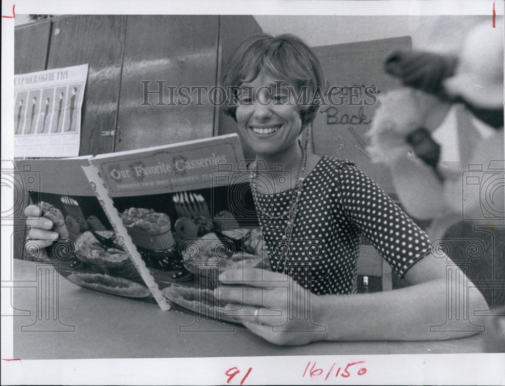 1970 Press Photo Mrs Ellen Miller Wins Weekly Contest - RSL69723 - Historic Images