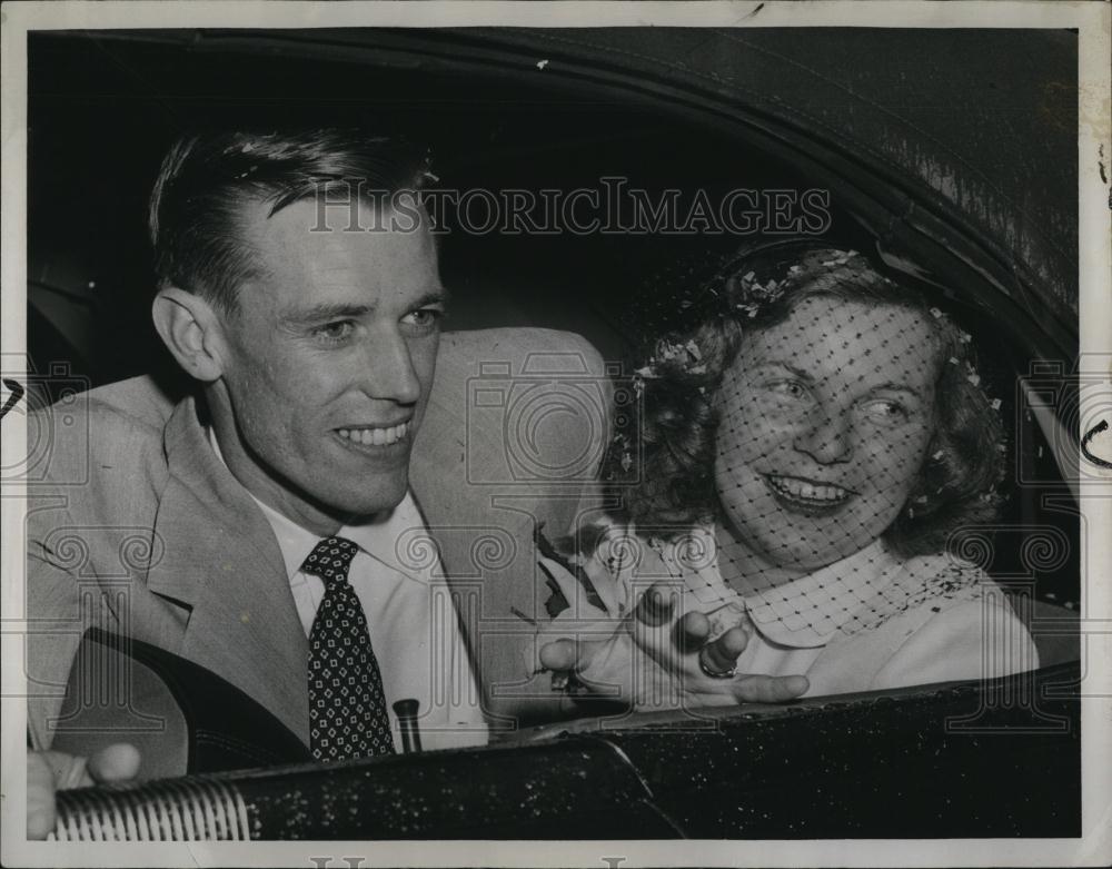 1951 Press Photo Donald R Rose &amp; bride the former Barbara tewksbury - RSL89185 - Historic Images