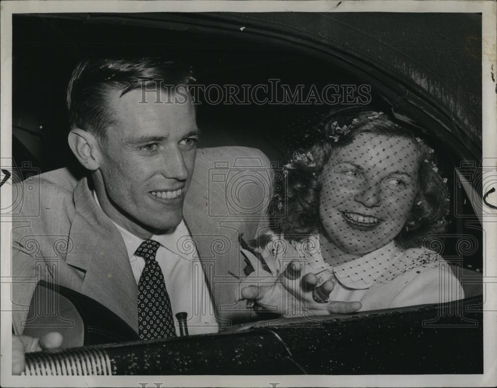 1951 Press Photo Donald R Rose & bride the former Barbara tewksbury - RSL89185 - Historic Images