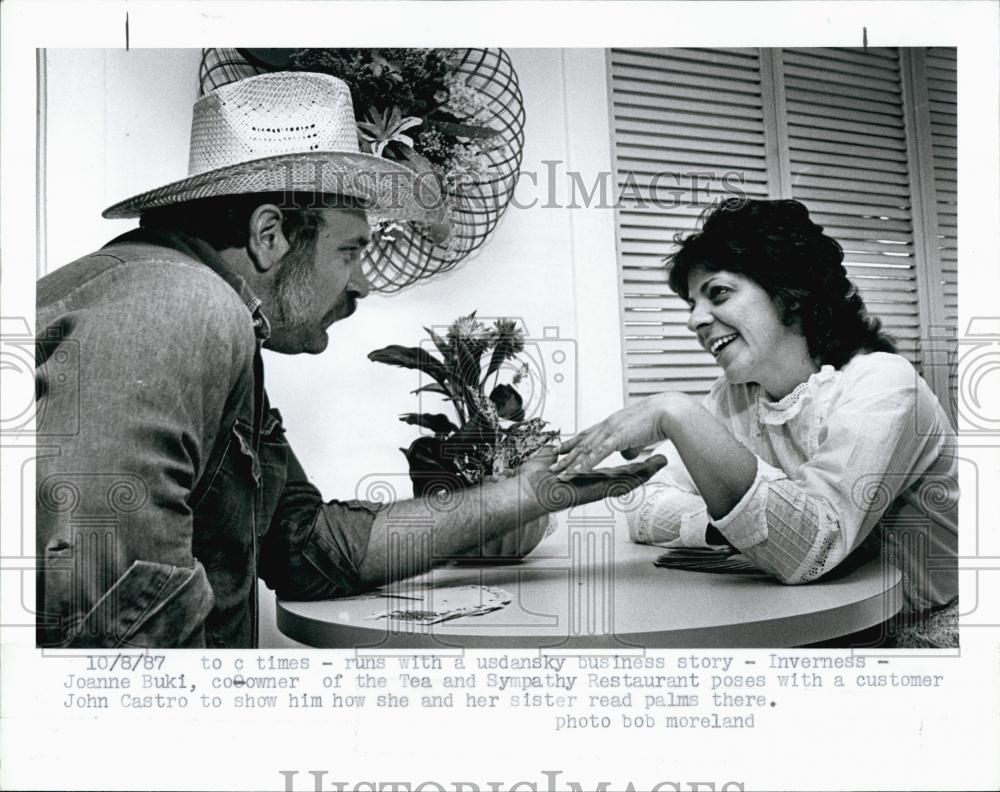 1987 Press Photo Joanne Bucki &amp; customer John Castro a,Tea &amp; Sympathy Restaurant - Historic Images