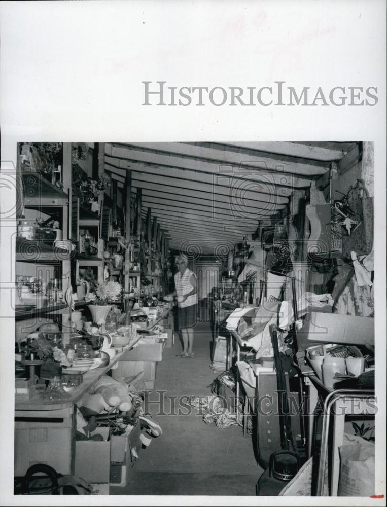 1971 Press Photo Ruby Sailer to sell items to benefit animals - RSL62479 - Historic Images