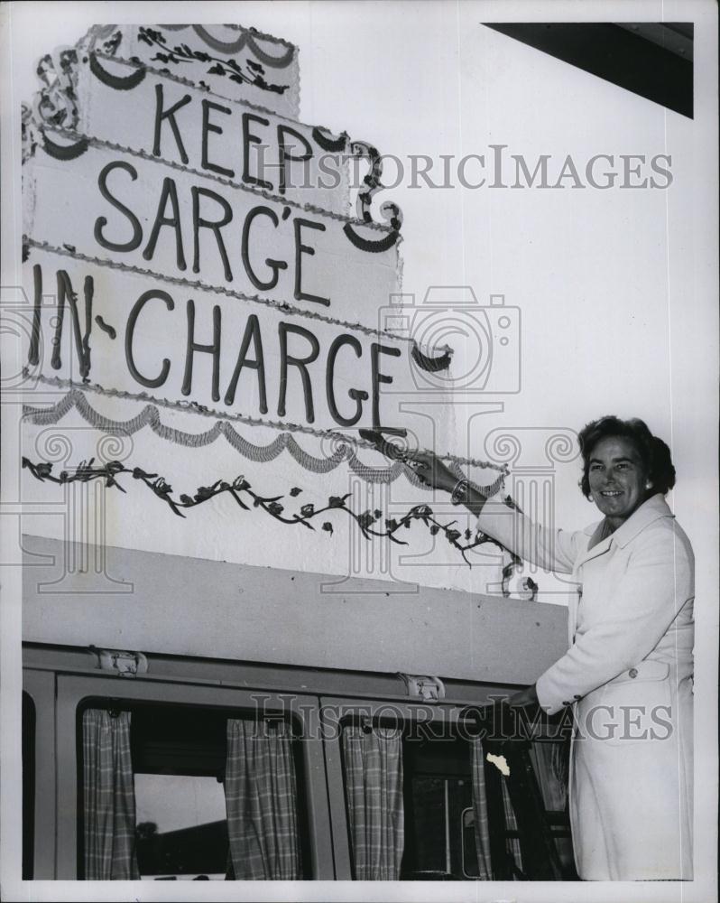 1970 Press Photo Jessie Sargent Decorates Campaign Cake for Husband/Gov - Historic Images