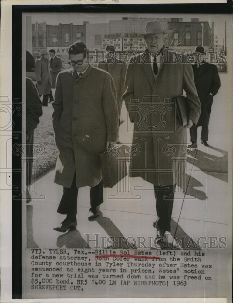 1963 Press Photo Billie Sol Estes with his defense attorney John Cofer - Historic Images