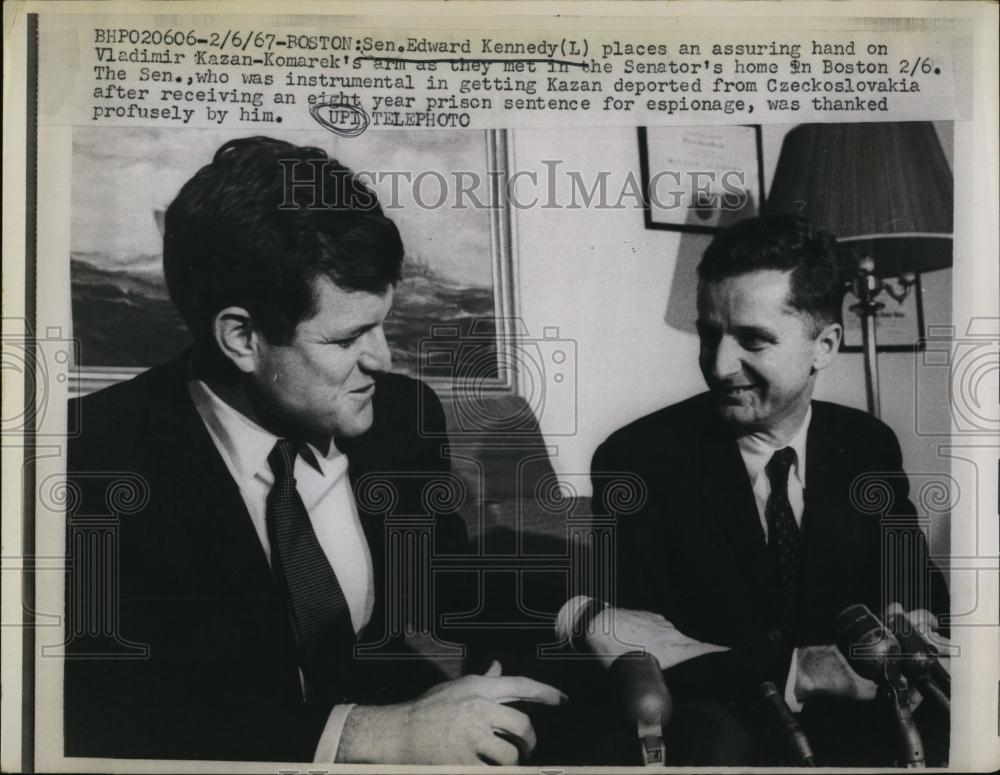 1967 Press Photo SenEdward Kennedy hand on Vladimir Kazan-Komarek - RSL95357 - Historic Images