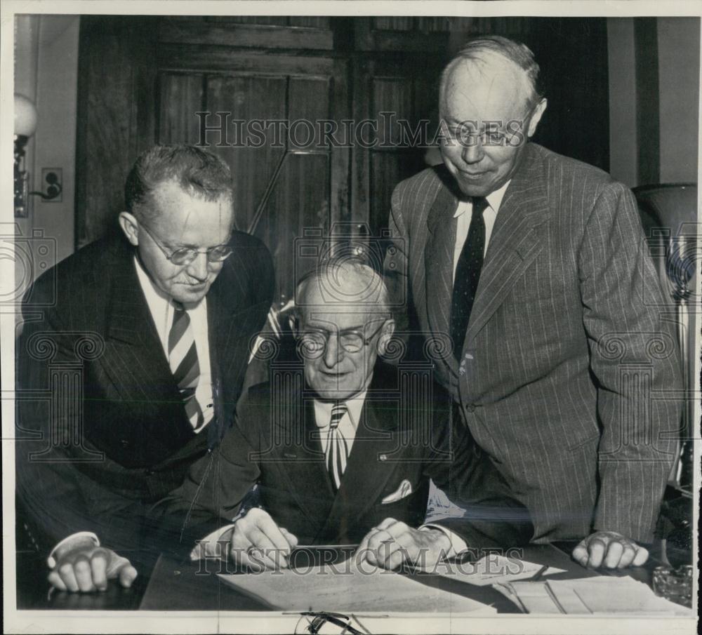 1947 Press Photo Carl A Loeffler, Sec of Senate certifies Labor Bill Law - Historic Images