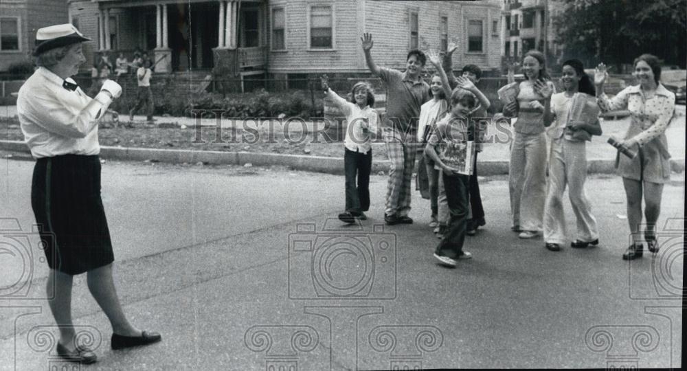 1974 Press Photo Mrs Mildred O&#39;Day Policewoman Directing School Traffic - Historic Images