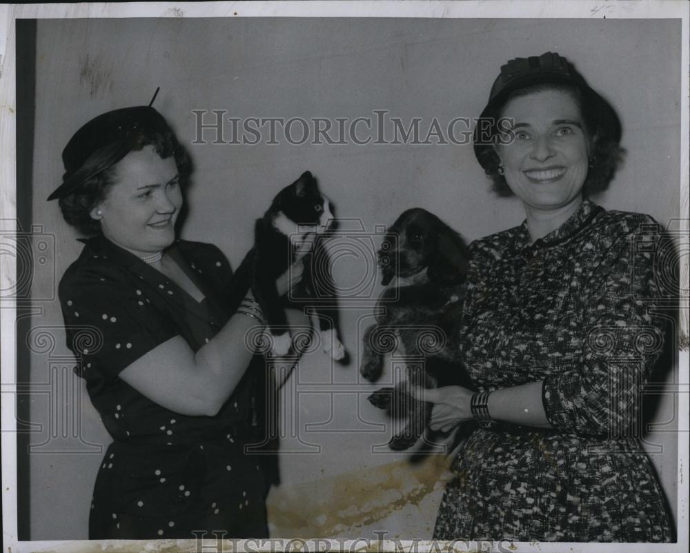 Press Photo Mrs D MArshall, Mrs R Spooner at Animal League Fall Festival - Historic Images