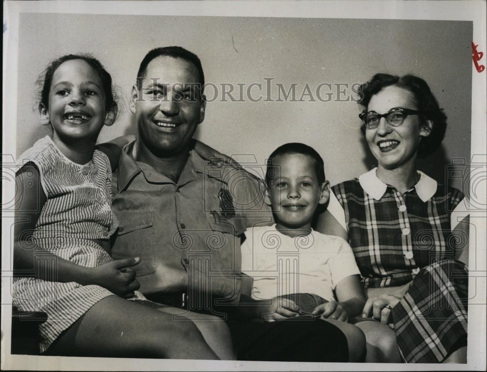 1957 Press Photo Patrolman Robert L Potts wife Sara children Janet Tony - Historic Images