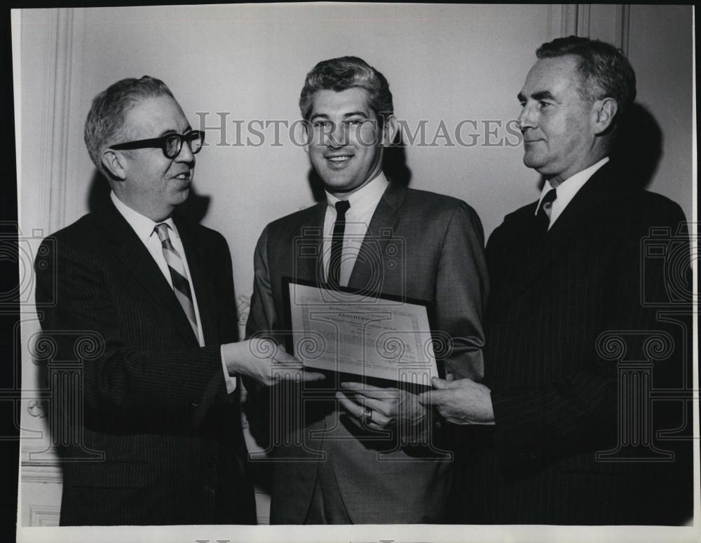 1972 Press Photo William Shaffer, Robert Mannsman, Augustin Parker in Meeting - Historic Images