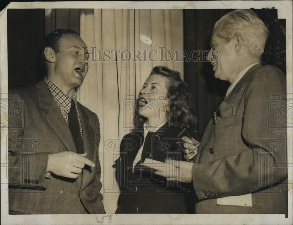 1945 Press Photo Mr Walter Cassel, Lillian Warren, Singer and Michael Jefferies - Historic Images