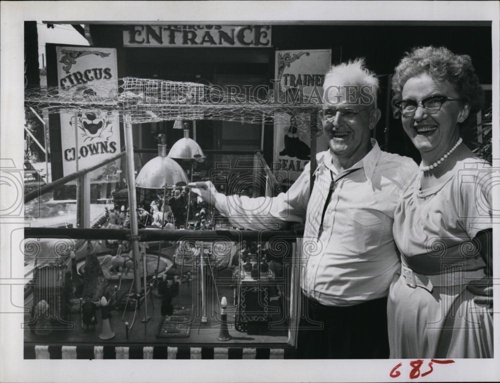 Press Photo Mr &amp; Mrs Joseph Miller, caretakers at Haas Museum in Florida - Historic Images