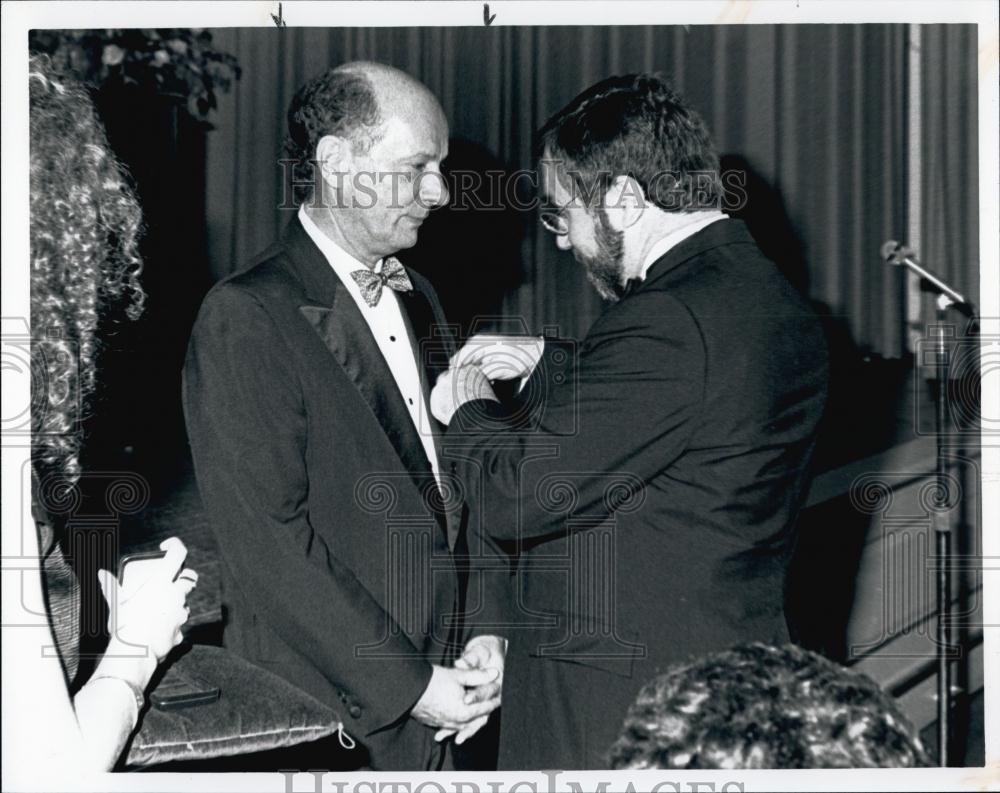 1989 Press Photo Museum of Fine Art director Michael Mikovich gets award - Historic Images