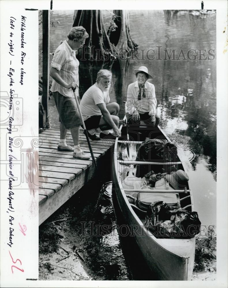 1986 Press Photo Withlacooche River Cleanup by the owner of Canoe Outpost - Historic Images