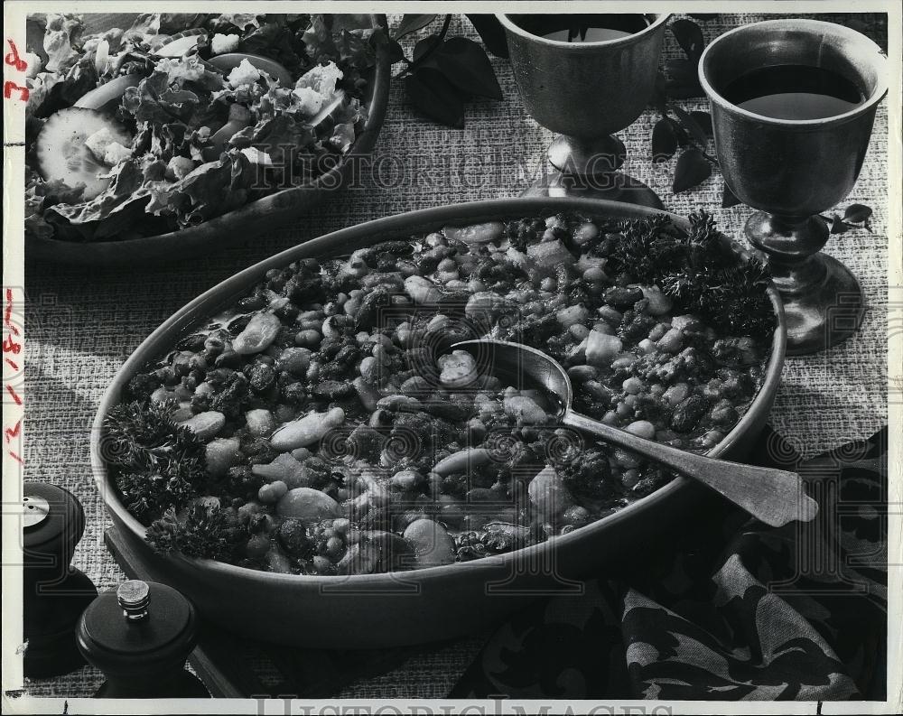 1998 Press Photo Western Dry Beans Served With Salad &amp; French Bread - RSL96937 - Historic Images