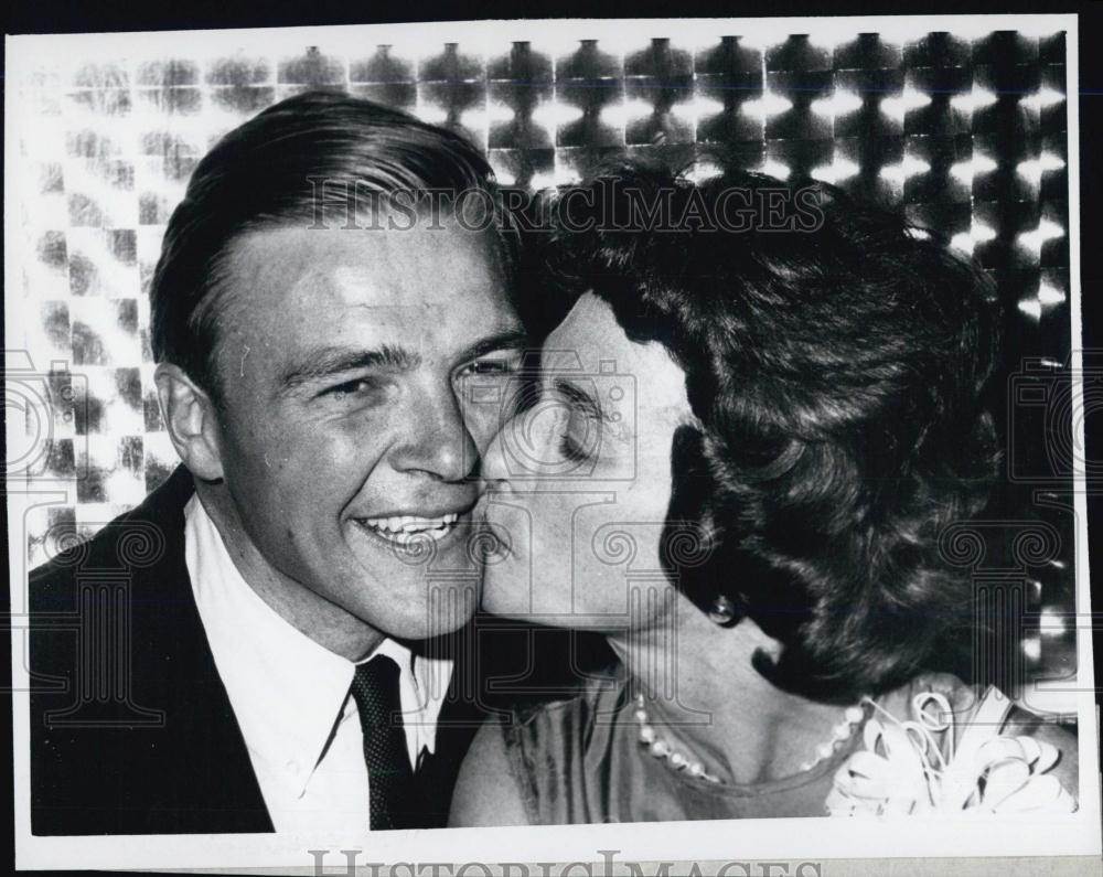 1962 Press Photo Senatorial Candidate George Cabot Lodge Kisses Wife Nancy - Historic Images