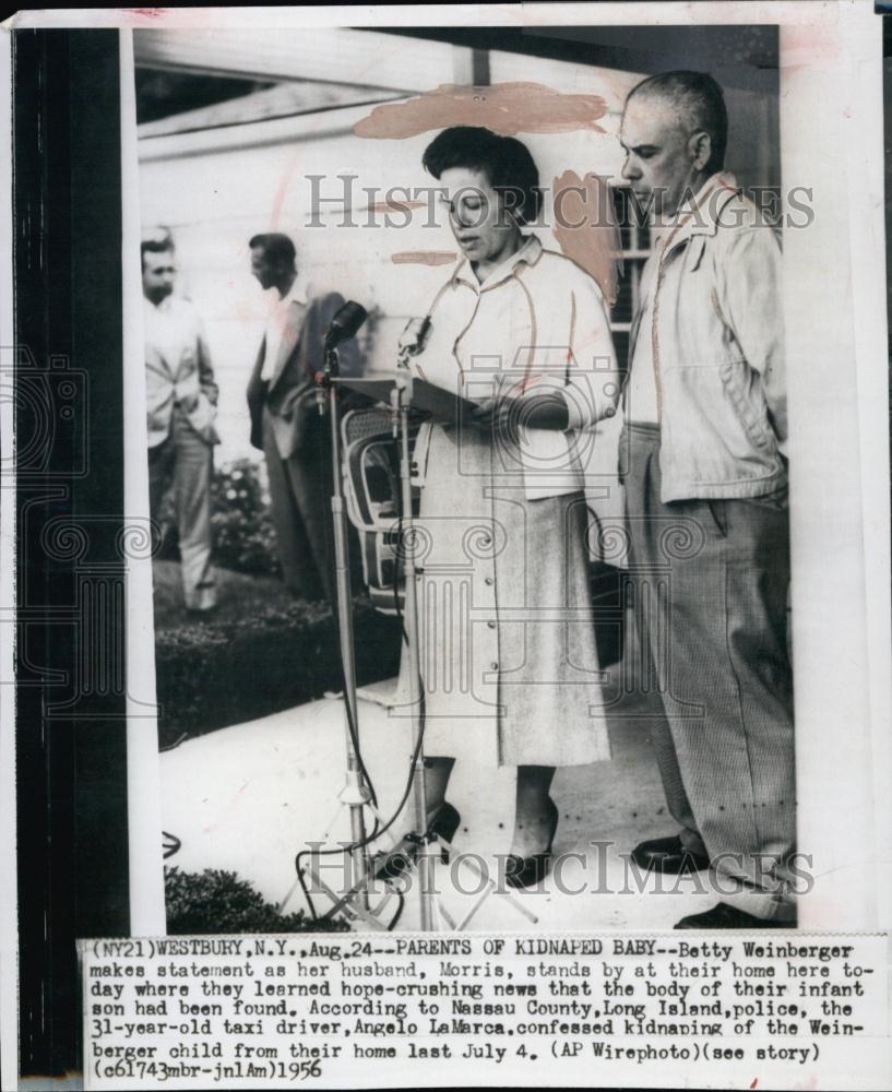 1956 Press Photo Betty Weinberger and Husband Morris makes statement over infant - Historic Images