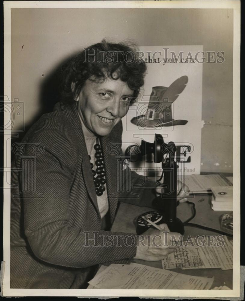1944 Press Photo Mrs ME Traylor Member Of United War Funds Committee - Historic Images