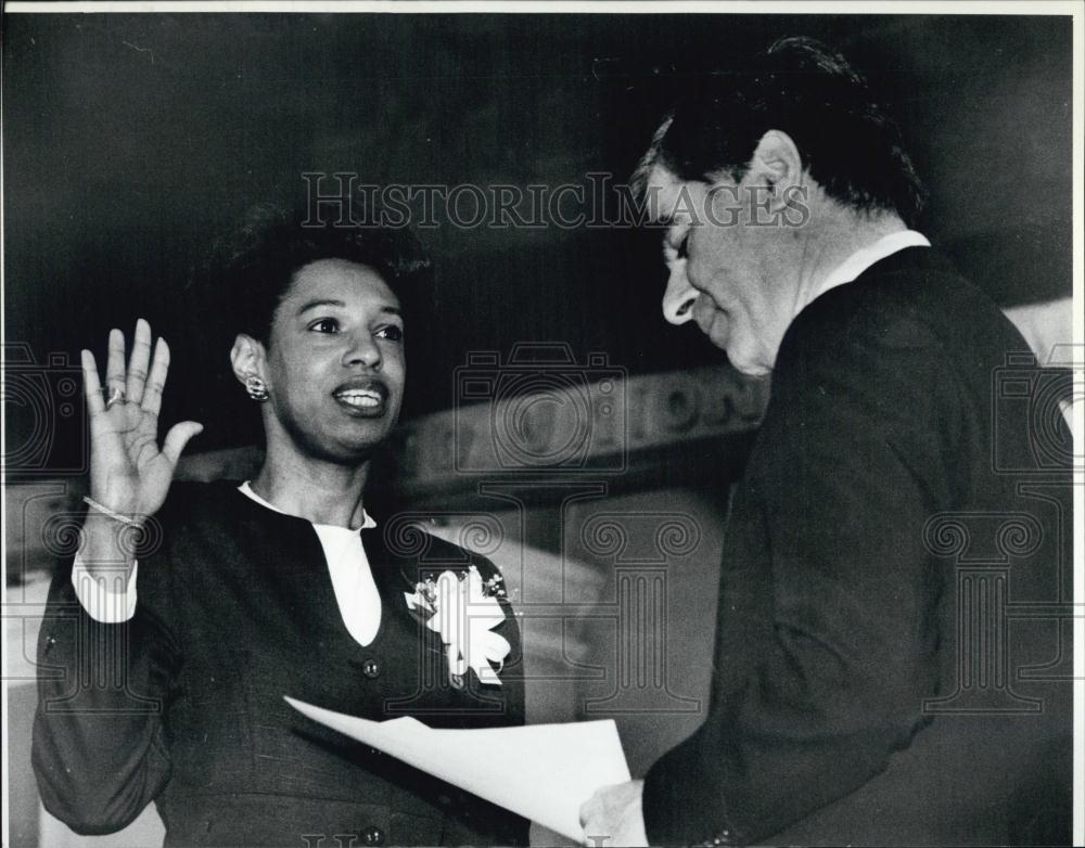 1989 Press Photo Swearing in of State Supreme Court Barbara Dortch Judge - Historic Images