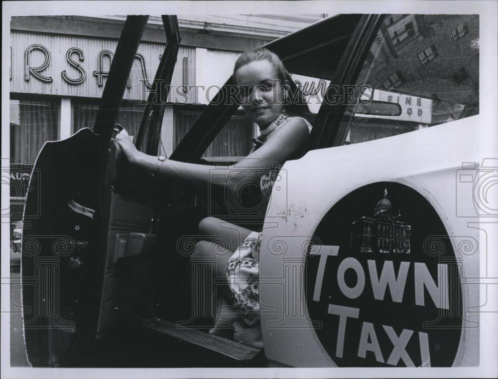 1969 Press Photo Boston teacher Laurie Knowles drives a taxi in summer - Historic Images