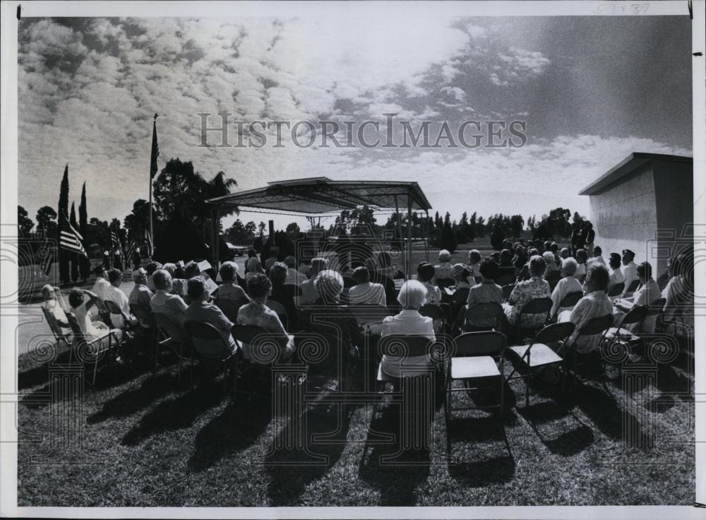 1979 Press Photo Many People gathered at Arlington Gardens for Veterans day - Historic Images