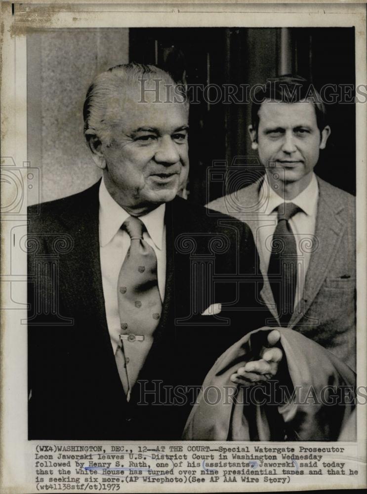 1975 Press Photo Watergate Prosecutor Leon Jaworski &amp; Henry Ruth Leave Court - Historic Images