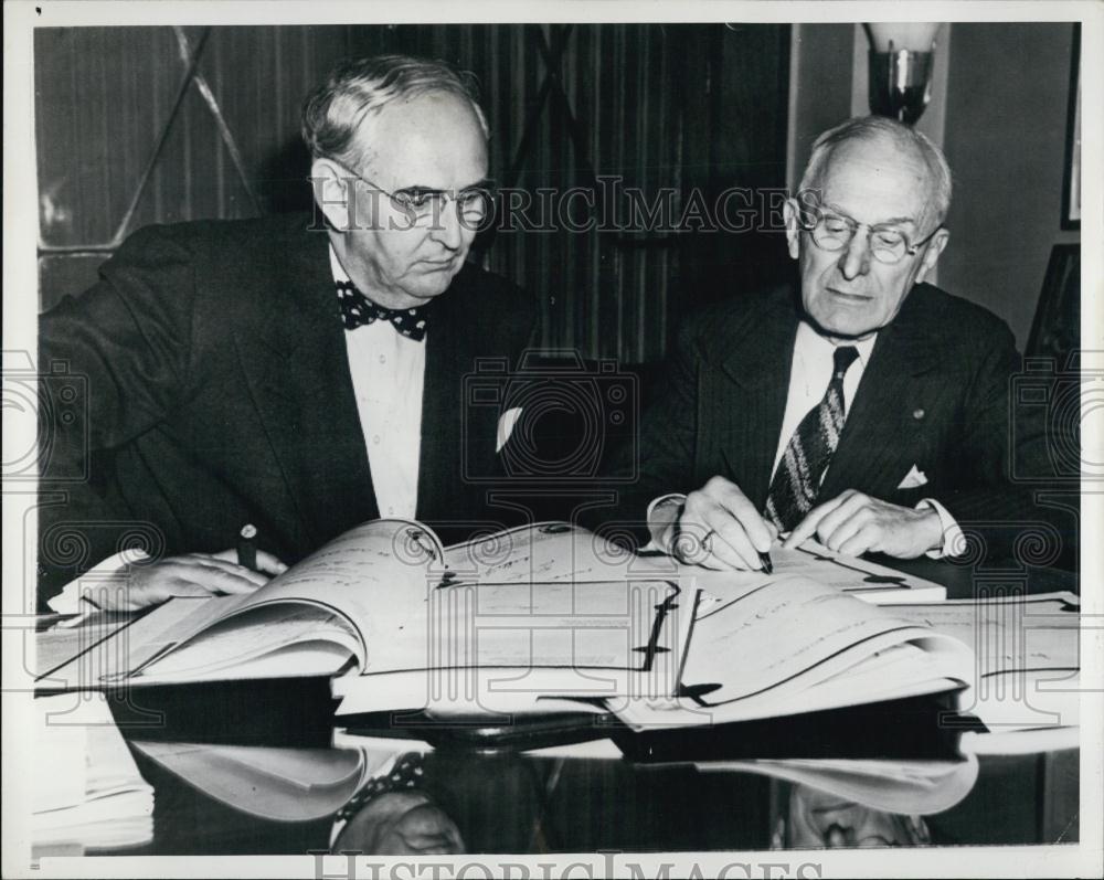 1947 Press Photo Senator Arthur AVandenberg and Senate Sec Carl A Loeffler - Historic Images