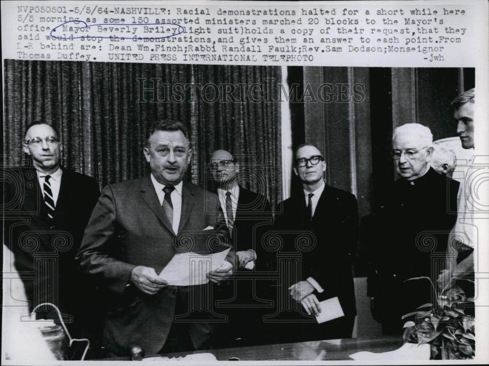 1964 Press Photo Mayor Beverly Briley, Dean Wm Finch, Rabbi Randall Faulk - Historic Images