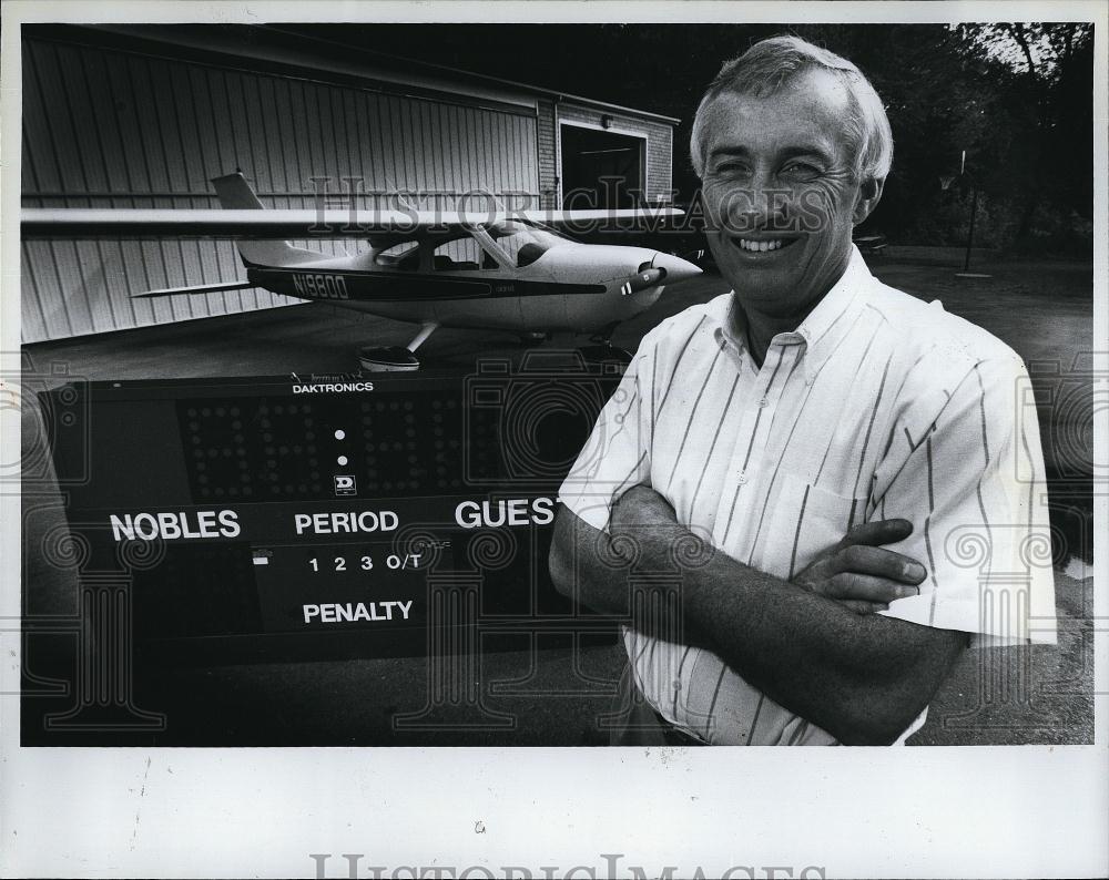 1993 Press Photo Chuck Hurley of mansfield, Mass & his scoreboard business - Historic Images