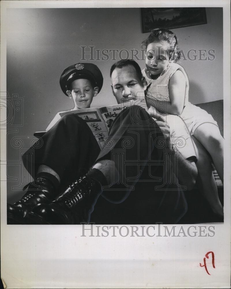 1957 Press Photo Policeman Robert Potts with children Tony and Janet - RSL91963 - Historic Images