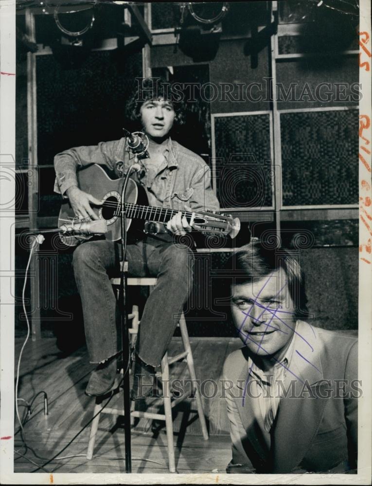 1972 Press Photo Country Singer Mac Davis with Actor Robert Wagner - RSL59765 - Historic Images