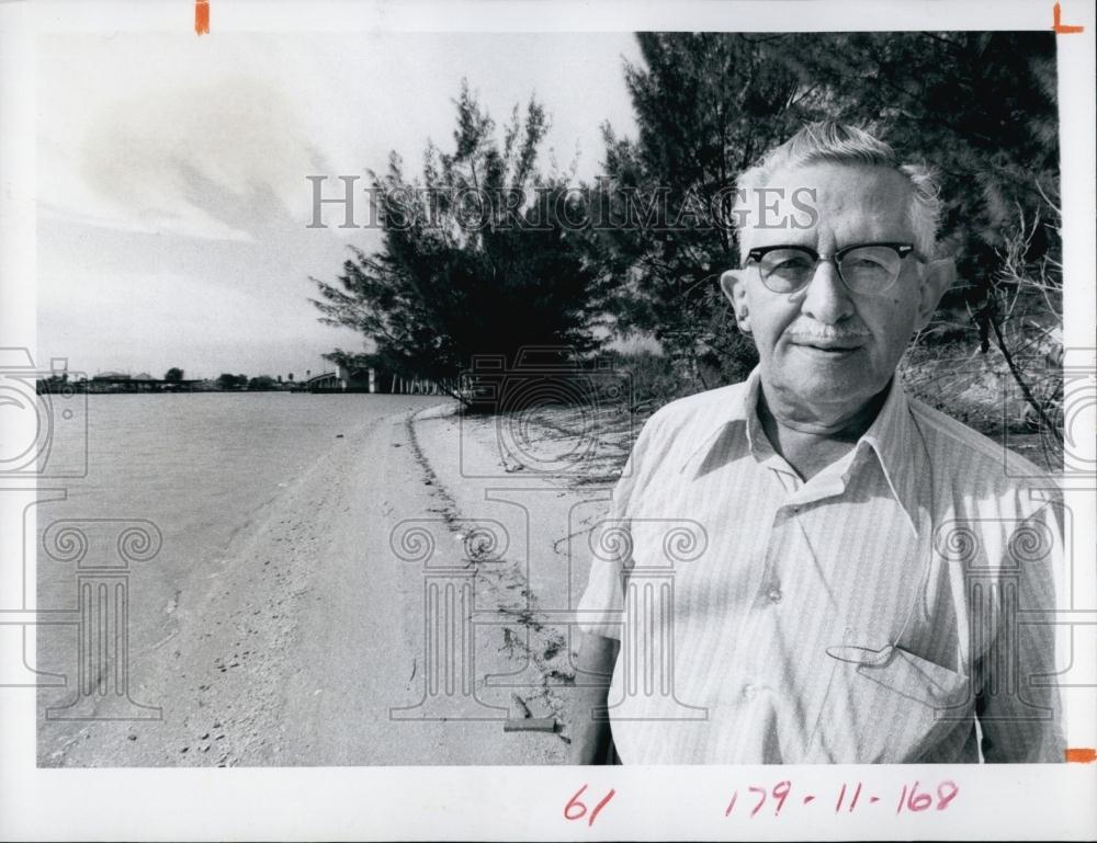 1972 Press Photo Charles Miller Shoreline Corey Causeway for painting - Historic Images