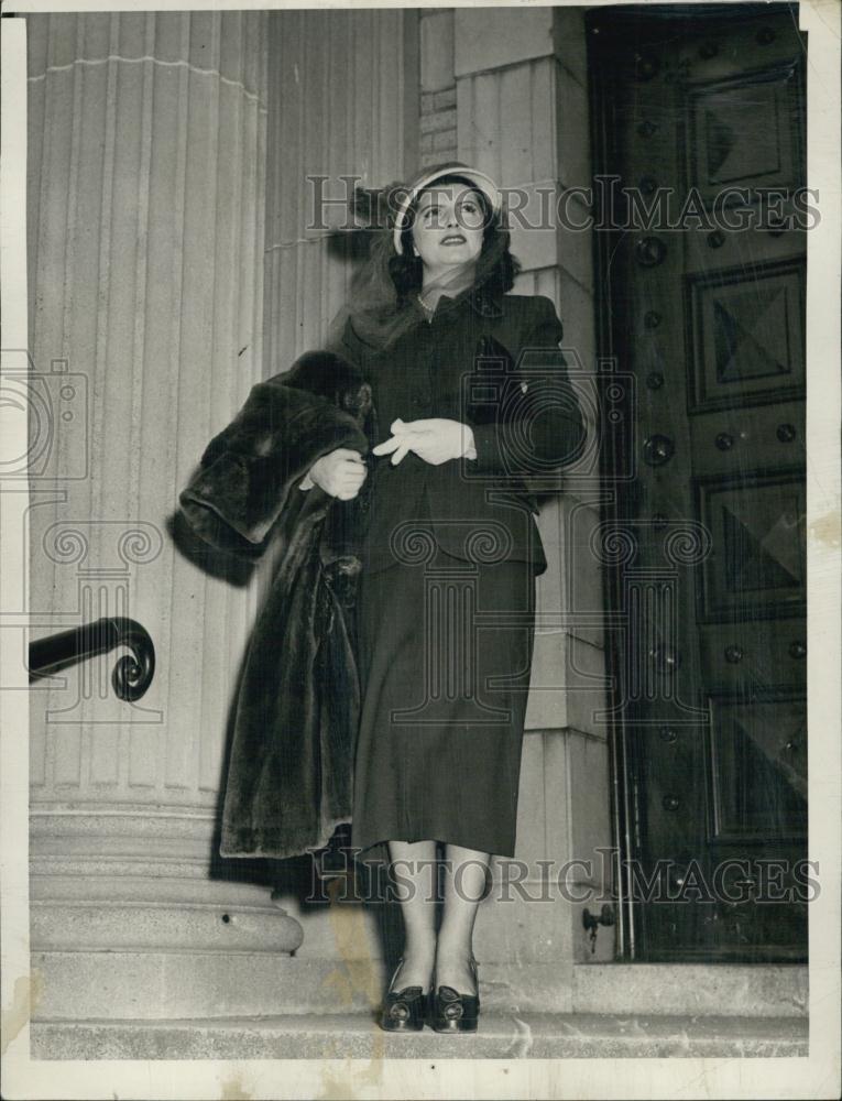 1949 Press Photo Mrs Sonja Lowe for a night out - RSL03955 - Historic Images