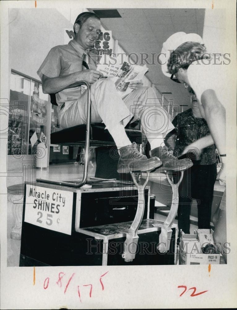 1970 Press Photo Senator Lawton Chiles Getting A Lift In Cocoa - RSL63297 - Historic Images