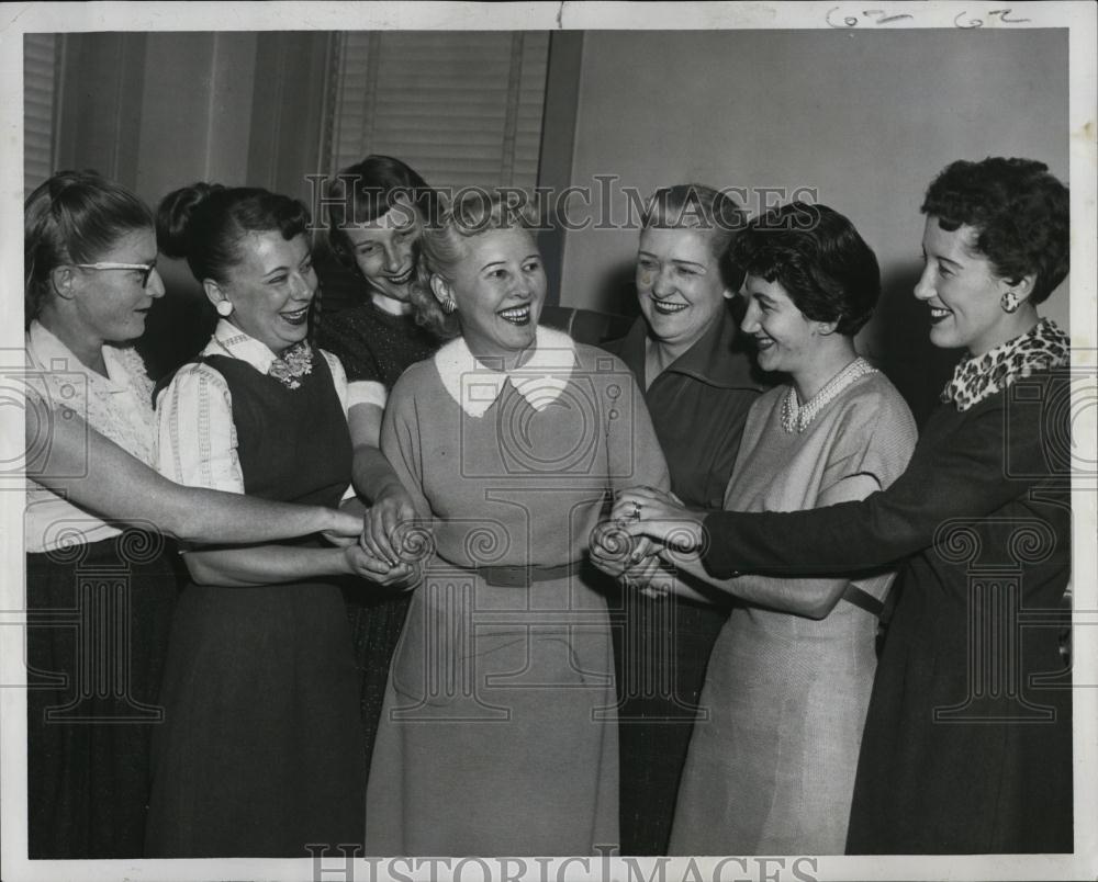 1957 Press Photo Mrs Lillian Davis Dazzler Winner - RSL07291 - Historic Images