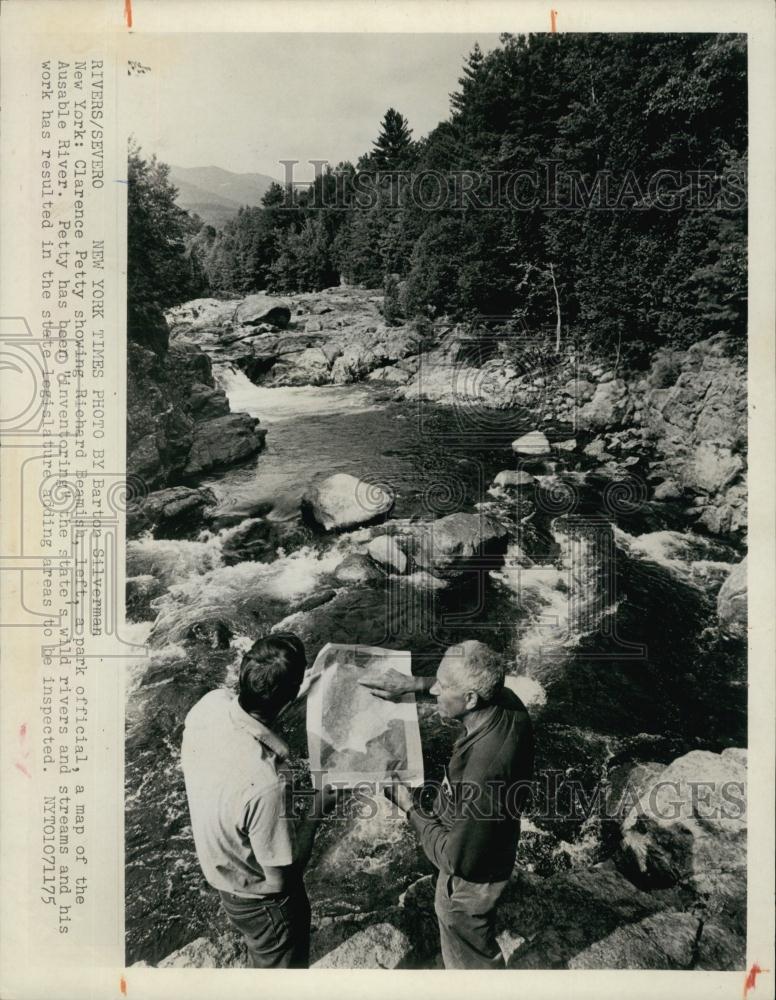 1975 Press Photo Clarence Petty shown Richard Beamish map of the Ausable River - Historic Images