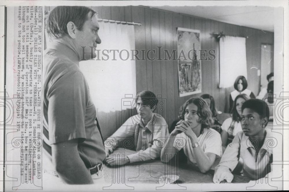 1970 Press Photo Senator Lawton Chiles chats with teens on Operation Self Help - Historic Images