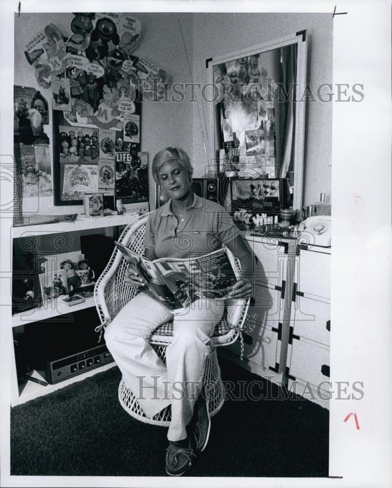 1981 Press Photo Karla Weiskopf Student in her room at school - RSL65421 - Historic Images