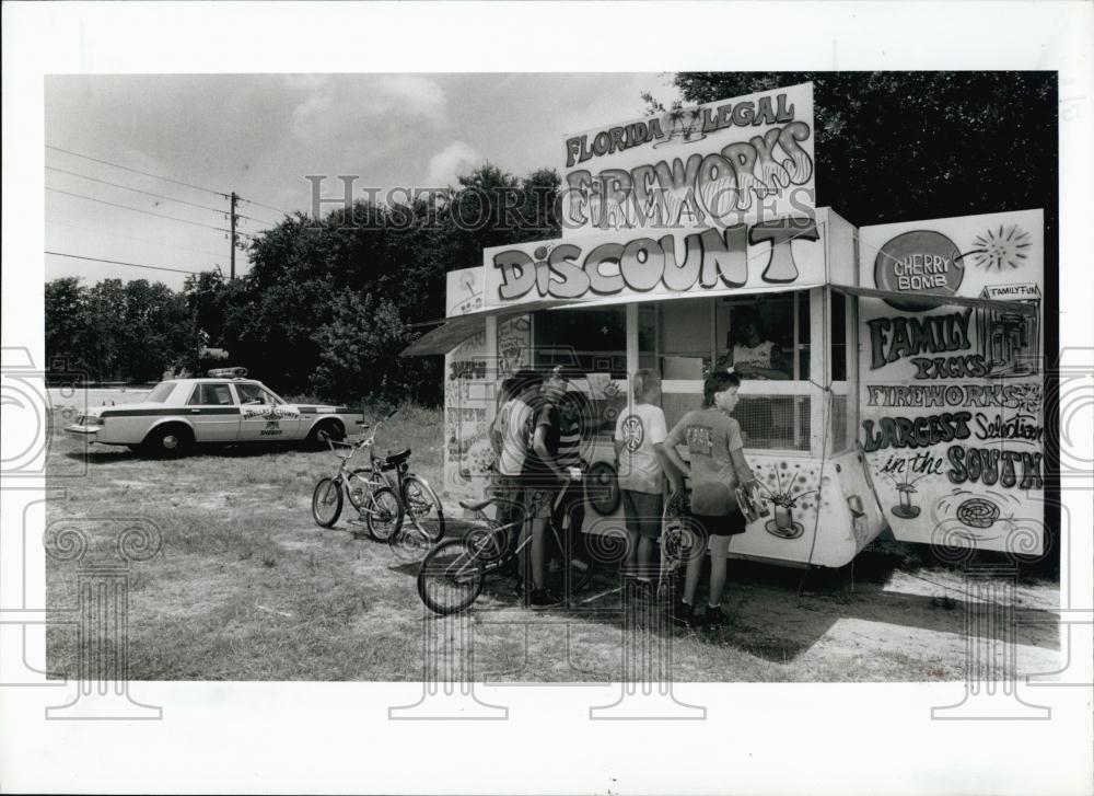 1987 Press Photo Fireworks stand &amp; kids for the holiday in Florida - RSL68895 - Historic Images