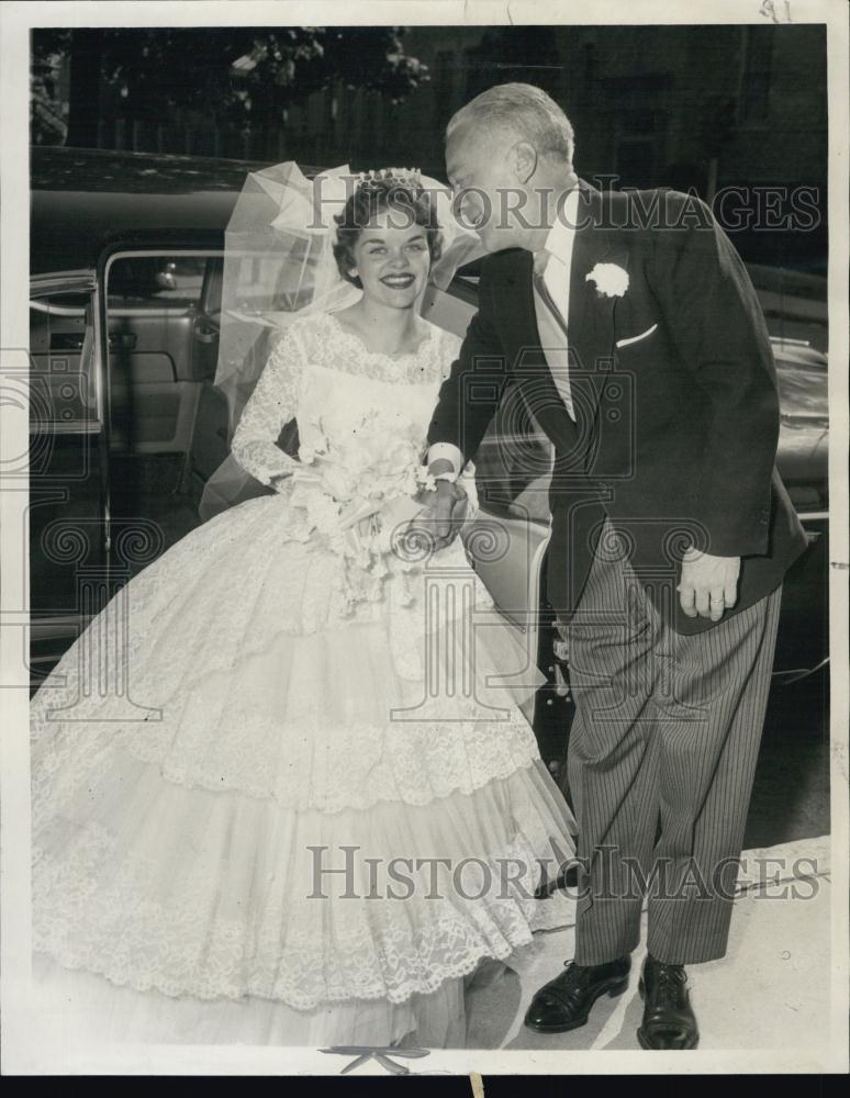 Press Photo Leo Johnson with niece Christina kennedy for her wedding - RSL01577 - Historic Images