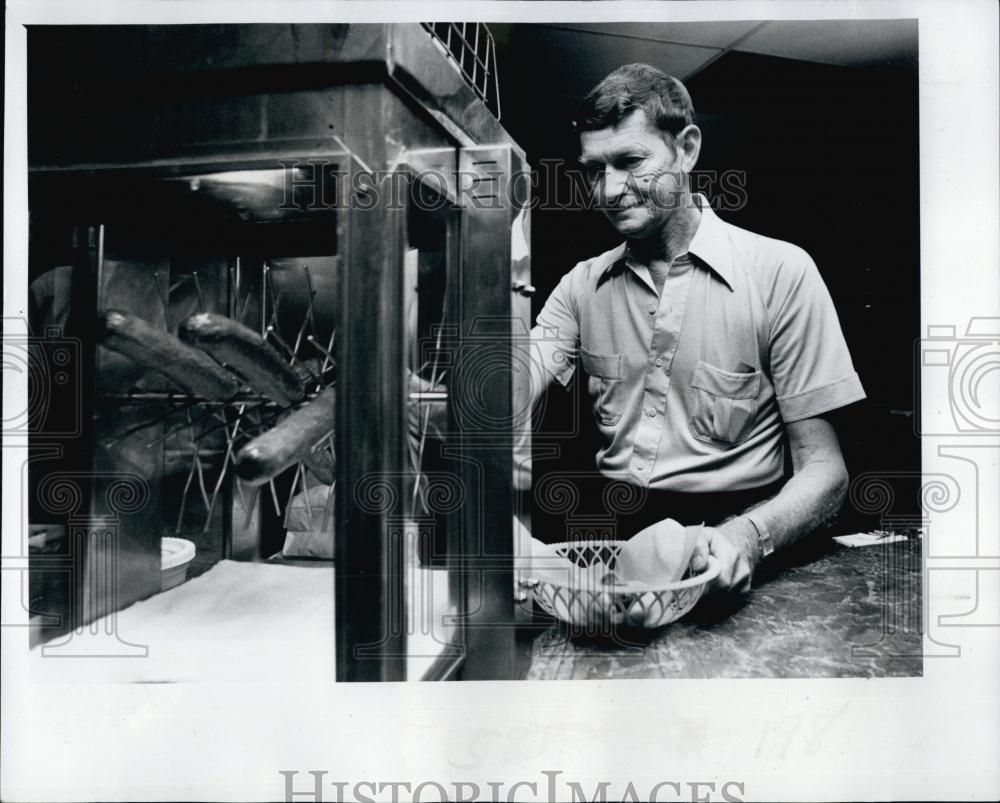 1978 Press Photo Perrt Weiss hot dog for Tavern Costumer - RSL67631 - Historic Images