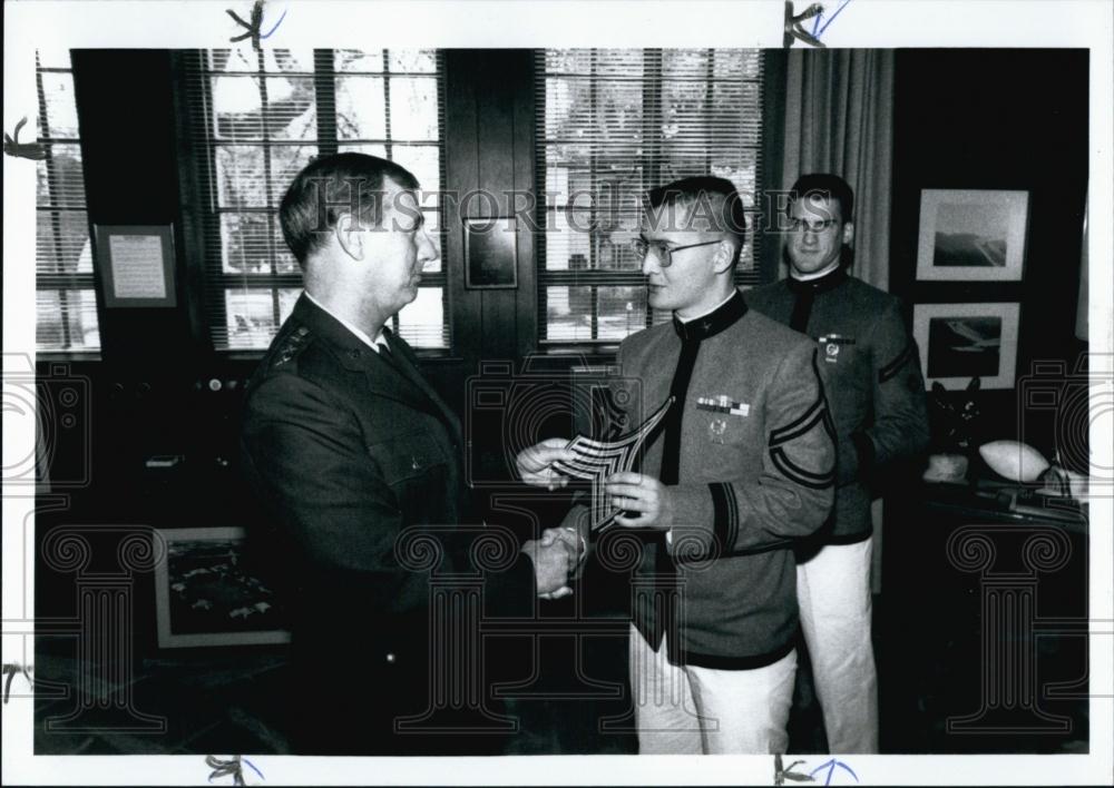 1992 Press Photo Cadet Thomas Cantrell accept the sleeve insignia of Lt Col - Historic Images