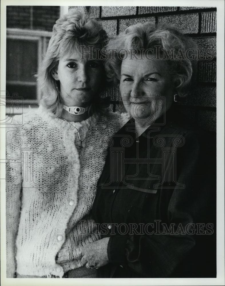 1988 Press Photo Caroline Carney and mother, Patricia, at their Salem hone - Historic Images