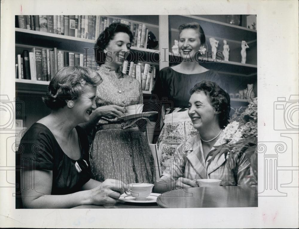 1960 Press Photo Mrs William H Kadel Hosts Coffee Event - RSL68801 - Historic Images