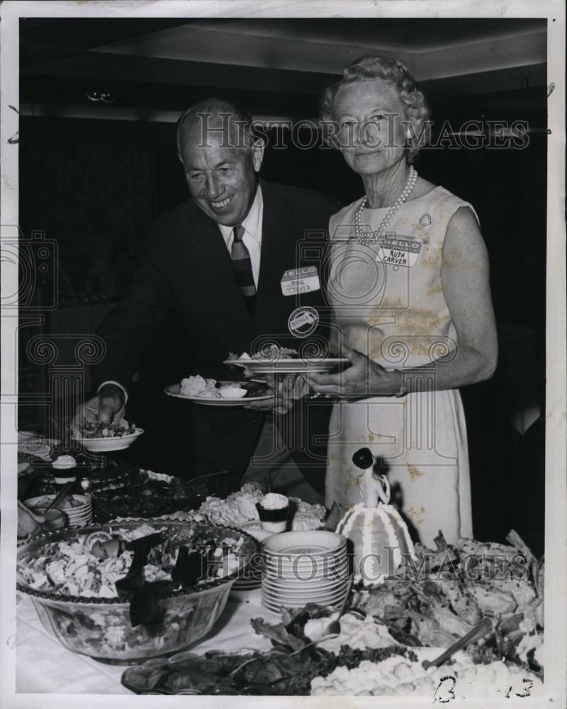 1966 Press Photo Mr and Mrs PF Carver enjoy buffet at golf tournament - Historic Images