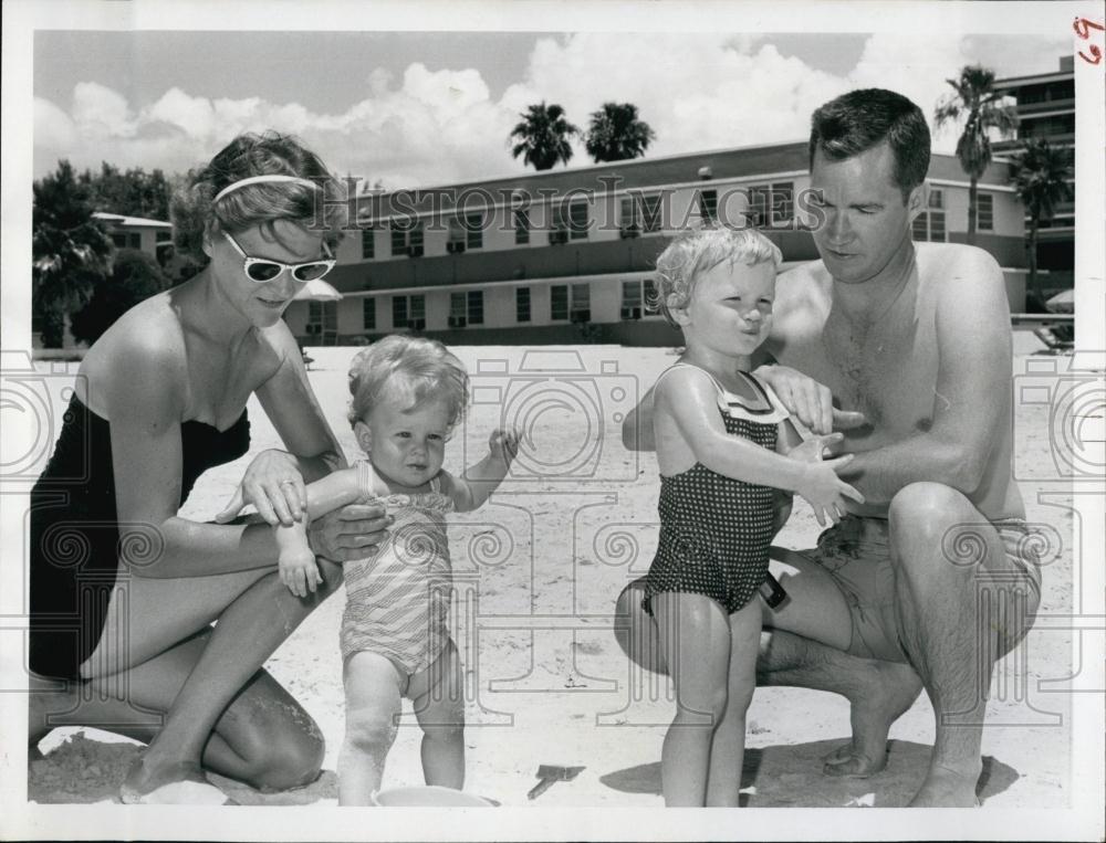 1960 Press Photo Gene and Nancy with children - RSL66383 - Historic Images