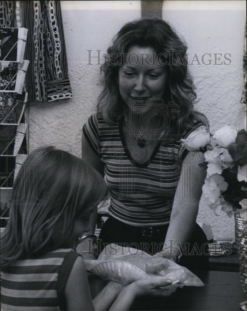 1978 Press Photo Paula Jones, Mrs Thomas, Hannah&#39;s - RSL91723 - Historic Images