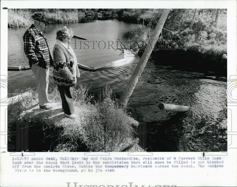 1987 Press Photo RAy &amp; Falda Beckerdite at canal edge in Florida - RSL69113 - Historic Images