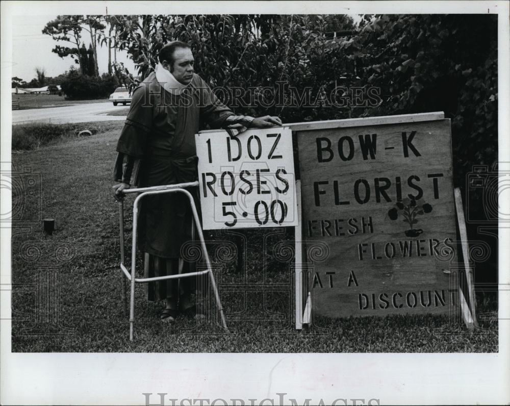 1984 Press Photo Larry Caldwell Flower Shop Ran from Home Closed New Zone Laws - Historic Images