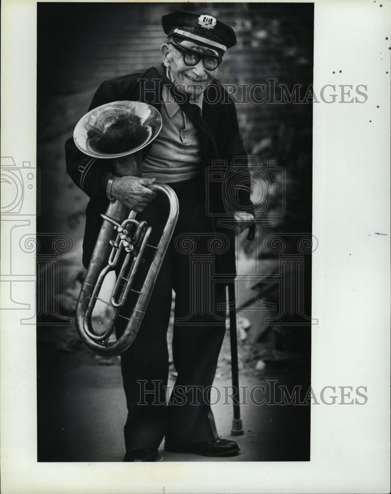 1985 Press Photo Baritone player and leader of the Roma Band, Stanley Pugliese - Historic Images